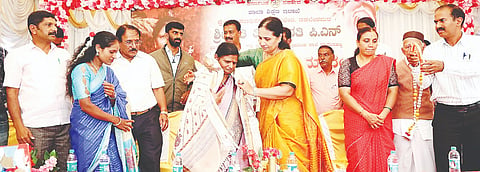  ನಿವೃತ್ತಿ ಹೊಂದಿದ ಕ್ಯಾಮನಹಳ್ಳಿ ಗ್ರಾಮದ ಶಿಕ್ಷಕಿ ತೀರ್ಥವತಿ ಅವರಿಗೆ ಗ್ರಾಮಸ್ಥರು ಬಿಳ್ಕೊಡುಗೆ ನೀಡಿ ಗೌರವಿಸಿದರು.