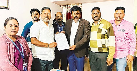  ಶಾಸಕ ಸಿಮೆಂಟ್ ಮಂಜು ನಿವಾಸಕ್ಕೆ ಅಧಿಕಾರಿಗಳು ಭೇಟಿ ನೀಡಿ ಅಗತ್ಯ ಮಾಹಿತಿ ಪಡೆದರು.