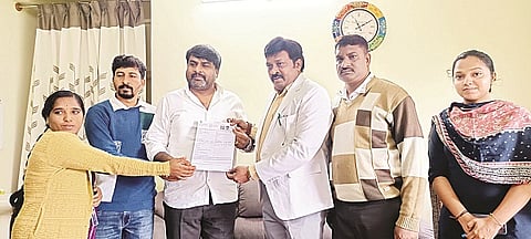 ವಿಶೇಷ ಸಮಗ್ರ ಮತದಾರರ ಪಟ್ಟಿ ಪರಿಷ್ಕರಣೆಗಾಗಿ ಸಕಲೇಶಪುರದಲ್ಲಿ ಅಧಿಕಾರಿಗಳು  ಮುರಳಿಮೋಹನ್ ಮನೆಗೆ ಭೇಟಿ ನೀಡಿ ಮಾಹಿತಿ ಕಲೆ ಹಾಕಿದರು.