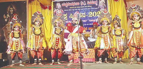 ಸೋಮಿನಕೊಪ್ಪದ ಶ್ರೀ ಪಂಚಮುಖಿ ಆಂಜನೇಯ ಮತ್ತು ಬನಶಂಕರಿ ಅಮ್ಮನವರ ದೇವಸ್ಥಾನದಲ್ಲಿ ಮಕ್ಕಳಿಂದ ಪ್ರದರ್ಶನವಾದ ದ್ರುಪದ ಗರ್ವಭಂಗ ಮತ್ತು ಗುರುದಣೆ ಯಗಾನ ಪ್ರಸಂಗ.