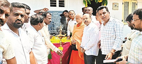 ತಿ.ನರಸೀಪುರ ಪಟ್ಟಣದ ಹಳೇ ತಿರುಮಕೂಡಲಿನಲ್ಲಿ ವಿಧಾನ ಪರಿಷತ್ ಸದಸ್ಯ ಡಾ. ಯತೀಂದ್ರ ಸಿದ್ದರಾಮಯ್ಯ ಅವರು ಬಡ ಕುಟುಂಬದವರಿಗೆ ಮನೆಗಳ ಹಸ್ತಾಂತರ ಕಾರ್ಯಕ್ರಮ ಉದ್ಘಾಟನೆಯನ್ನು ನೆರವೇರಿಸಿದರು. ಪಿ.ಸ್ವಾಮಿನಾಥ್ ಗೌಡ, ಸಂದೇಶ್, ಆರ್.ಚೇತನ್, ಕೆ.ಗಣೇಶ್, ಅರುಣ್ ಕುಮಾರ್, ಎ.ಜೆ.ವೆಂಕಟೇಶ್ ಇತರರು ಇದ್ದರು. 