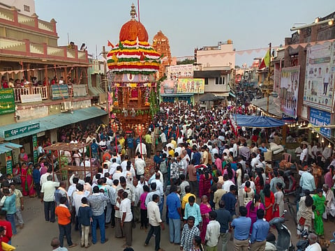 ವಿಜಯಪುರದ ಗಾಂಧಿಚೌಕದಲ್ಲಿ ಶ್ರೀನಗರೇಶ್ವರಸ್ವಾಮಿ ಮತ್ತು ಆದಿನಾರಾಯಣಸ್ವಾಮಿ ಬ್ರಹ್ಮರಥೋತ್ಸವ ಅದ್ದೂರಿಯಾಗಿ ಸಾವಿರಾರು ಭಕ್ತರ ಸಮ್ಮುಖದಲ್ಲಿ ನೆರವೇರಿತು. 