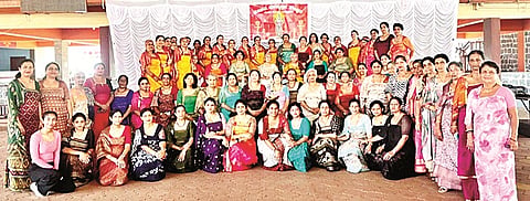 ಕೊಡವ ಪೊಮ್ಮಕ್ಕಡ ಒಕ್ಕೂಟದಿಂದ ಅಂತಾರಾಷ್ಟ್ರೀಯ ಮಹಿಳಾ ದಿನವನ್ನು ಆಚರಿಸಲಾಯಿತು. ಮೊನ್ನಂಡ ಶೋಭಾ ಸುಬ್ಬಯ್ಯ, ಕಾಣತಂಡ ಶೀಲಾ, ತಾತಂಡ ಜ್ಯೋತಿ ಪ್ರಕಾಶ್, ಉದ್ದಪಂಡ ವಿಮಲಾ, ಮುರುವಂಡ ಉಷಾ ನೀಲಕಂಠ, ಕಂಬಿರಂಡ ರೇಷ್ಮಾ ಇತರರಿದ್ದರು.