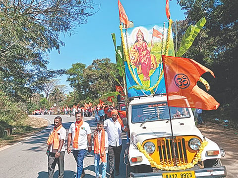ಆರ್ಜಿ ಬೇಟೋಳಿ ಮಂಡಲದಲ್ಲಿ ಹಿಂದೂ ಸಂಗಮ ಕಾರ್ಯಕ್ರಮದ ಶೋಭಾಯಾತ್ರೆಯಲ್ಲಿ ಪಾಲ್ಗೊಂಡ ಹಿಂದೂ ಭಾಂದವರು.