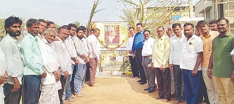 ಯಲಬುರ್ಗಾದಲ್ಲಿ ಜಕಣಾಚಾರಿ ವೃತ್ತದಲ್ಲಿ ಅಮರಶಿಲ್ಪಿ ಜಯಂತಿ ಆಚರಿಸಲಾಯಿತು. ತಹಸೀಲ್ದಾರ್ ಪ್ರಕಾಶ ಎಂ.ನಾಶಿ, ಪಪಂ ಮುಖ್ಯಾಧಿಕಾರಿ ಎಚ್.ನಾಗೇಶ, ಸಾಮಾಜಿಕ ಅರಣ್ಯ ವಲಯಾಧಿಕಾರಿ ಬವರಾಜ ಗೋಗೇರಿ, ಆಹಾರ ನಿರೀಕ್ಷಕ ಹನುಮಗೌಡ ಪಾಟೀಲ್, ವಿಶ್ವಕರ್ಮ ಸಮಾಜದ ತಾಲೂಕು ಗೌರವಾಧ್ಯಕ್ಷ ಗುರುಮೂರ್ತಿ ಬಡಿಗೇರ, ಕಾರ್ಯಾಧ್ಯಕ್ಷ ಶರಣಕುಮಾರ ಬಡಿಗೇರ ಇತರರಿದ್ದರು.