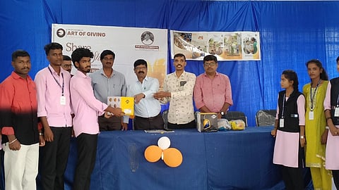   ಪಟ್ಟಣದ ಸರ್ಕಾರಿ ಪ್ರಥಮ ದರ್ಜೆ ಕಾಲೇಜಿನಲ್ಲಿ ಹಮ್ಮಿಕೊಂಡಿದ್ದ ಆರ್ಟ್‌ ಆಫ್‌ ಗಿವಿಂಗ್‌ ಕಾರ್ಯಕ್ರಮದಲ್ಲಿ ಕ್ರೀಡಾ ಪ್ರತಿಭೆಯನ್ನು ಉತ್ತೇಜಿಸುವ ಉದ್ದೇಶದಿಂದ ವಾಲಿಬಾಲ್ ಕಿಟ್ ವಿತರಣೆ ಮಾಡಲಾಯಿತು. 