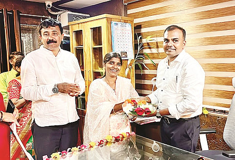   ಹೊದ್ದೂರು ಗ್ರಾಮ ಪಂಚಾಯಿತಿಯ ನಿರ್ಗಮಿತ  ಅಭಿವೃದ್ಧಿ ಅಧಿಕಾರಿ ಎ.ಎ ಅಬ್ದುಲ್ಲ ಅವರಿಂದ ನೂತನ ಅಭಿವೃದ್ಧಿ ಅಧಿಕಾರಿ ಎಚ್.ವಿ.ವತ್ಸಲ ಕುಮಾರಿ ಅವರು ಅಧಿಕಾರವನ್ನು ಸ್ವೀಕರಿಸಿದರು.