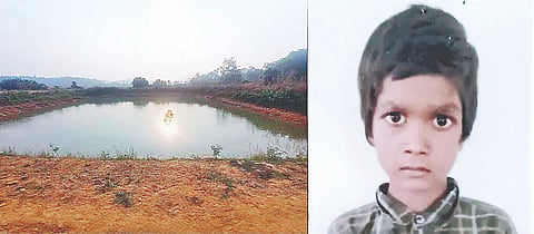 ಸಿದ್ದಾಪುರ: ಪೊನ್ನಂಪೇಟೆ ತಾಲೂಕಿನ ಚಿಕ್ಕಮಂಡೂರು ಗ್ರಾಮದಲ್ಲಿ ಆಕಸ್ಮಿಕವಾಗಿ ಕೆರೆಗೆ ಬಿದ್ದ ಮಗನನ್ನು ರಕ್ಷಿಸಲು ನೀರಿಗೆ ಇಳಿದ ತಂದೆ ಸೇರಿ ಇಬ್ಬರೂ ನೀರಿನಲ್ಲಿ ಮುಳುಗಿ ಮೃತಪಟ್ಟ ಹೃದಯವಿದ್ರಾವಕ ಘಟನೆ ನಡೆದಿದೆ. 