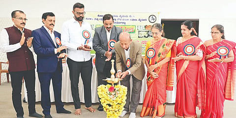 ಮೈಸೂರಿನ ಕೊಡಗು ಗೌಡ ಸಮಾಜದ ಸಭಾಂಗಣದಲ್ಲಿ ಆಯೋಜಿಸಿದ್ದ ಆಟಿ ಗೌಜಿ ಕಾರ್ಯಕ್ರಮವನನ್ನು ಗಣ್ಯರು ಉದ್ಘಾಟಿಸಿದರು. ಕೆ.ವಿ.ಶ್ರೀಧರ್, ಕೊಂಬಾರನ ಬಸಪ್ಪ, ಕುಂಟಿಕಾನ ಗಣಪತಿ, ಕಂಡಿ ಲಲಿತಾ, ನಡುವಟ್ಟಿರ ಗೀತಾ ಲಕ್ಷ್ಮಣ, ಕುಂಟುಪುಣಿ ಶೀಲ ರಮೇಶ್ ಇತರರಿದ್ದರು.