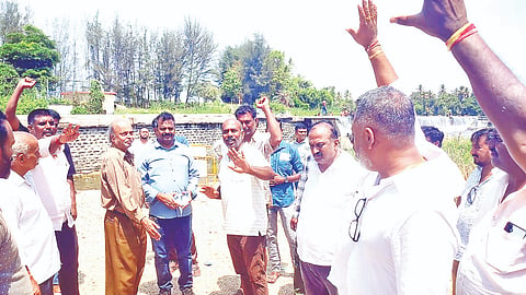 ಮಜ್ಜಿಗೆಪುರ-ಬೆಳಗೊಳ ಗ್ರಾಮದ ನಡುವಿನ ಎಡಮುರಿ ಪ್ರವಾಸಿ ತಾಣದ ಬಳಿ ಕಿರು ವಿದ್ಯುತ್ ಘಟಕ ಸ್ಥಾಪನೆ ಮಾಡದಂತೆ ಆಗ್ರಹಿಸಿ ಶುಕ್ರವಾರ ಮಜ್ಜಿಗೆಪುರ, ಬೆಳಗೊಳ, ಹೊಂಗಳ್ಳಿ, ಕೆ.ಆರ್.ಸಾಗರದ ಗ್ರಾಮಸ್ಥರು, ಪರಿಸರವಾದಿಗಳು ಅಧಿಕಾರಿಗಳ ಮುಂದೆ ವಿರೋಧ ವ್ಯಕ್ತಪಡಿಸಿದರು. 