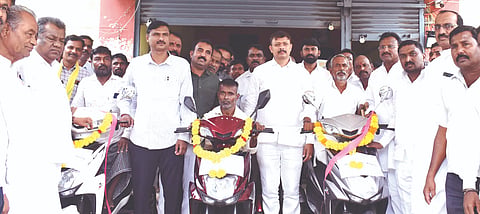 ಕಕ್ಕೇರಾ ಪುರಸಭೆಯಲ್ಲಿ ಸೋಮವಾರ ಹಮ್ಮಿಕೊಂಡ ಕಾರ್ಯಕ್ರಮದಲ್ಲಿ ಶಾಸಕ ರಾಜಾ ವೇಣುಗೋಪಾಲ ನಾಯಕ ಅವರು ಅಂಗವಿಕಲರಿಗೆ ತ್ರಿಚಕ್ರ ವಾಹನ ವಿತರಿಸಿದರು. ನವೀನ ಧಣಿ, ರಾಜಶೇಖರಗೌಡ ವಜ್ಜಲ್, ಮಲ್ಲಣ್ಣ ಮುಧೋಳ, ಗುಂಡಪ್ಪ ಸೊಲಾಪುರ, ಮಾನಪ್ಪ ಗೋನಾಲ್ ಇತರರಿದ್ದರು.