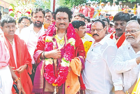 ಲೋಕ ಕಲ್ಯಾಣಾರ್ಥ ಜೇವರ್ಗಿ ತಾಲೂಕಿನ ಗಂವ್ಹಾರದಿಂದ ಯಾದಗಿರಿ ಜಿಲ್ಲೆಯ ಅಬ್ಬೆತುಮಕೂರಿನವರೆಗೆ ಶ್ರೀ ಡಾ.ಗಂಗಾಧರ ಸ್ವಾಮಿಗಳು ಸೋಮವಾರ ಪರಂಪರಾ ಪಾದಯಾತ್ರೆ ಆರಂಭಿಸಿದರು.