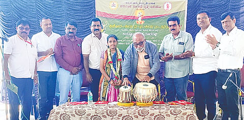ಕೃಷ್ಣರಾಜಸಾಗರ ಪದವಿಪೂರ್ವ ಕಾಲೇಜಿನಲ್ಲಿ ಸಭಾಂಗಣದಲ್ಲಿ ಬುಧವಾರ ಆಯೋಜಿಸಿದ್ದ ಕಿಶೋರ-ಕೀರ್ತನ-ಸಂಕೀರ್ತನ ಕಾರ್ಯಕ್ರಮಕ್ಕೆ ಡಾ.ಜಯಪ್ರಕಾಶ ಗೌಡ ತಬಲ ಬಡಿಯುವುದರ ಮೂಲಕ ಚಾಲನೆ ನೀಡಿದರು. ಡಾ.ಅಬ್ದುಲ್ ಖಾದಿರ್, ಲಿಂಗರಾಜು, ಎಂ.ಬಿ.ಕುಮಾರ್, ಶುಭಾಧನಂಜಯ, ಡಿ.ದೇವರಾಜ್ ಇದ್ದರು.