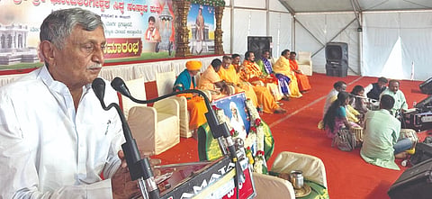 ನಾಲವಾರ ವಲಯದ ಸುೇತ್ರ ಸೂಗೂರ(ಎನ್​)ನ ಸ್ವಯಂಸಿದ್ದ ಭೋಜಲಿಂಗೇಶ್ವರ ನೂತನ ದೇವಸ್ಥಾನ ಲೋಕಾರ್ಪಣೆ, ಮೂರ್ತಿ ಪ್ರತಿಷ್ಠಾಪನೆ ಹಾಗೂ ಕಳಸಾರೋಹಣ ಕಾರ್ಯಕ್ರಮದಲ್ಲಿ ಕೇಂದ್ರ ಮಾಜಿ ಸಚಿವ ಬಸವರಾಜ ಅನ್ವರಿ ಮಾತನಾಡಿದರು. ಪೂಜ್ಯ ಹಿರಗಪ್ಪ ತಾತನವರು, ಡಾ.ಅಪ್ಪಾರಾವ ದೇವಿ ಮುತ್ಯಾ ಇತರರು ಇದ್ದರು. 
