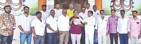 ಪ್ರಧಾನಿ ನರೇಂದ್ರ ಮೋದಿ ಅವರು ಸುದೀರ್ ಅವಧಿಯ ಪ್ರಧಾನಿಯಾಗಿ ಸೇವೆ ಸಲ್ಲಿಸಿದ ಐತಿಹಾಸಿಕ ಸಾಧನೆ ಮಾಡಿದ್ದರಿಂದ ಚಿತ್ತಾಪುರದ ಶ್ರೀ ಶರಣಬಸವೇಶ್ವರ ದೇವಸ್ಥಾನದಲ್ಲಿ ಬಿಜೆಪಿ ಮುಖಂಡರು ಬುಧವಾರ ವಿಶೇಷ ಪೂಜೆ ಸಲ್ಲಿಸಿ ಸಂಭ್ರಮಿಸಿದರು. ಬಸವರಾಜ ಬೆಣ್ಣೂರಕರ್​, ರವೀಂದ್ರ ಸಜ್ಜನಶೆಟ್ಟಿ, ನಾಗರಾಜ ಹೂಗಾರ, ಮಲ್ಲಿಕಾರ್ಜುನ ಇಟಗಿ ಇತರರಿದ್ದರು.