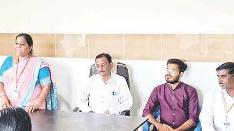 ಅಳವಂಡಿ ಪ್ರಾಥಮಿಕ ಆರೋಗ್ಯ ಕೇಂದ್ರದಲ್ಲಿ ನಡೆದ ಗರ್ಭಿಣಿಯರ ಆರೋಗ್ಯ ಉಚಿತ ತಪಾಸಣಾ ಶಿಬಿರದಲ್ಲಿ ಡಿವೈಡಿಎಚ್‌ಇಒ ದೇವಮ್ಮ ಮಾತನಾಡಿದರು. ಡಾ.ಜಾಫರ್, ಡಾ.ಚಂದ್ರಶೇಖರ, ಹಿರಿಯ ಆರೋಗ್ಯ ನಿರೀಕ್ಷಣಾಧಿಕಾರಿ ರವೀಂದ್ರ ಕಮ್ಮಾರ, ಬಿಎಚ್‌ಸಿಒ ಸಾವಿತ್ರಿ ಹಂಚಿನಾಳ ಇತರರಿದ್ದರು.
