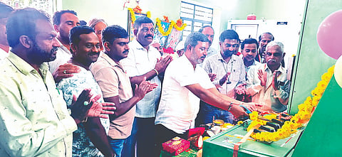 ಆಲೂರು ತಾಲೂಕಿನ ಮಗ್ಗೆ ಗ್ರಾಮದಲ್ಲಿ 66/11 ಕೆ.ವಿ. ಸಾಮರ್ಥ್ಯದ ವಿದ್ಯುತ್ ಉಪಘಟಕದ ಕೇಂದ್ರದ ನೂತನ ಫೀಡರ್‌ಗೆ ಶಾಸಕ ಸಿಮೆಂಟ್ ಮಂಜು ಚಾಲನೆ ನೀಡಿ ಮಾತನಾಡಿದರು.  ಕಾರ್ಯಪಾಲಕ ಇಂಜಿನಿಯರ್ ವೆಂಕಟೇಶ್, ಸಹಾಯಕ  ಕಾರ್ಯಪಾಲಕ  ಇಂಜಿನಿಯರ್‌ಗಳಾದ ತಾರಾನಾಥ್, ಮಲ್ಲಿಕಾರ್ಜುನ, ನಿರಂಜನ್ ಇತರರು ಇದ್ದರು. 
