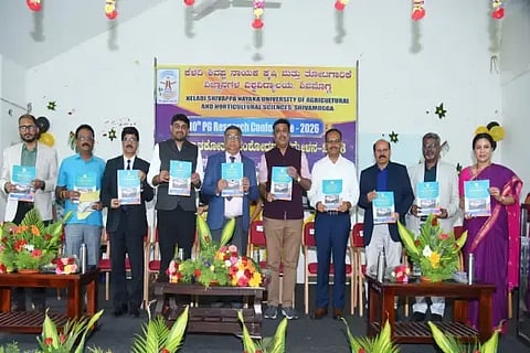 ಇರುವಕ್ಕಿಯ ಕೃಷಿ ಮತ್ತು ತೋಟಗಾರಿಕೆ ವಿವಿಯಲ್ಲಿ ಆಯೋಜಿಸಿದ್ದ ಸ್ನಾತಕೋತ್ತರ ಸಂಶೋಧನಾ ಸಮ್ಮೇಳನದ ಸಮಾರೋಪ ಸಮಾರಂಭದಲ್ಲಿ ಕೈಪಿಡಿ ಬಿಡುಗಡೆ ಮಾಡಲಾಯಿತು. ಡಾ. ಆರ್.ಸಿ.ಜಗದೀಶ್, ಡಾ. ಎಂ.ಪ್ರಭಾಕರ್, ಎಚ್.ಎಸ್.ಶಶಾಂಕ್, ಡಾ. ಬಿ.ಹೇಮ್ಲಾನಾಯ್ಕಾ ಇತರರಿದ್ದರು.