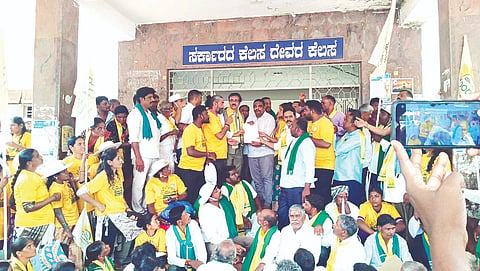  ಗುಂಡ್ಲುಪೇಟೆ ತಾಲೂಕನ್ನು ಬರಪೀಡಿತ ಎಂದು ಘೋಷಿಸುವಂತೆ ಒತ್ತಾಯಿಸಿ ಅಂತಾರಾಷ್ಟ್ರೀಯ ಮಾನವ ಅಭಿವೃದ್ಧಿ ಮತ್ತು ಏಳಿಗೆ ಸಂಸ್ಥೆಯ ಸದಸ್ಯರು ತಾಲೂಕು ಕಚೇರಿ ಎದುರು ಪ್ರತಿಭಟನೆ ನಡೆಸಿದರು. ಡಾ.ಅಜಯ್ ಕುಮಾರ್, ಅಜಯಕುಮಾರ್, ಮಧು, ಕೇಶವಮೂರ್ತಿ ಮತ್ತಿತರರಿದ್ದರು.