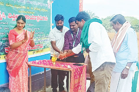 ಗುಂಡ್ಲುಪೇಟೆ ತಾಲೂಕಿನ ಯಡಹುಂಡಿ ಗ್ರಾಮದಲ್ಲಿ ಶ್ರೀಕ್ಷೇತ್ರ ಧರ್ಮಸ್ಥಳ ಗ್ರಾಮಾಭಿವೃದ್ಧಿ ಯೋಜನೆ ಕೃಷಿ ವಿಸ್ತರಣಾ ಕಾರ್ಯಕ್ರಮವನ್ನು ಮಹದೇವಪ್ರಸಾದ್ ಉದ್ಘಾಟಿಸಿದರು. ಅನಿತಾರಾಣಿ, ಪ್ರಭುಸ್ವಾಮಿ, ಕುಮಾರ್, ನಾಗರಾಜು ಇದ್ದರು.