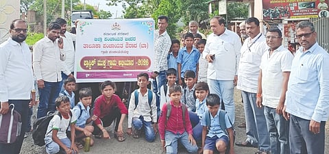 ಔರಾದ್​ ತಾಲೂಕಿನ ಹೊಕ್ರಾಣ ಗ್ರಾಮದಲ್ಲಿ ಶುಕ್ರವಾರ ನಡೆದ ಪ್ಲಾಸ್ಟಿಕ್​ಮುಕ್ತ ಗ್ರಾಮ ಜಾಗೃತಿ ಜಾಥಾದಲ್ಲಿ ತಾಪಂ ಇಒ ಕಿರಣ ಪಾಟೀಲ್​, ಕೃಷ್ಣಪ್ಪ, ರಮೇಶ, ಅಂಬಾದಾಸ ಪಾಟೀಲ್​ ಇತರರಿದ್ದರು. 