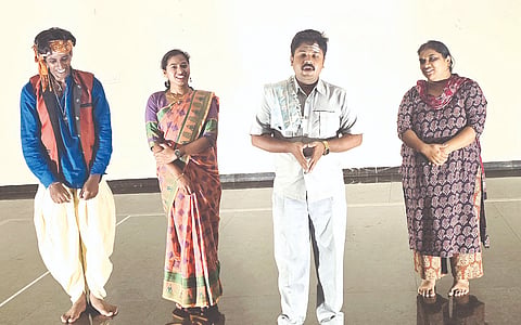 ಆನೇಕಲ್​ ಸಮೀಪದ ಕಾವಲಹೊಸಹಳ್ಳಿಯ ಅಂಬೇಡ್ಕರ್​ ಭವನದಲ್ಲಿ ಬೇರು ರಂಗಶಾಲೆ ಆಯೋಜಿಸಿದ್ದ ಜಂಗಮದ ಬದುಕು ನಾಟಕ ಅಭಿನಯಿಸುತ್ತಿರುವ ಕಲಾವಿದರು.