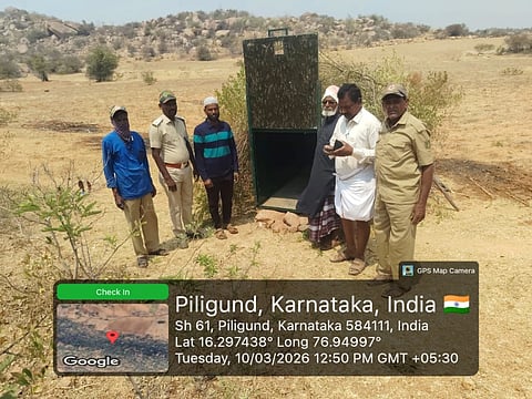 ಅರಕೇರಾ ಪಟ್ಟಣದ ಕೆ.ಎಚ್. ನಗರದ ಹೊರವಲಯದ ಜಮೀನೊಂದರಲ್ಲಿ ಹಸು ಮೇಲೆ ಚಿರತೆ ದಾಳಿ ಮಾಡಿದ್ದರಿಂದ ಅರಣ್ಯ ಸಿಬ್ಬಂದಿ ಬೋನು ಅಳವಡಿಸಿದರು. ಸಿಬ್ಬಂದಿ ಸಗರಪ್ಪ, ಗುಡದಪ್ಪ, ಹುಸೇನ ಬಾಷಾ, ಸಂಗಪ್ಪ, ಎಂ.ಡಿ. ಬಾಬು ಇದ್ದರು. 