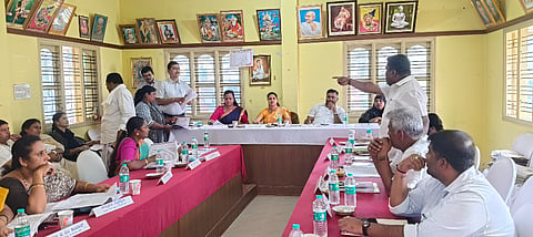 ಬಿಡದಿ ಹಳೇ ಪುರಸಭೆ ಕಚೇರಿಯಲ್ಲಿ ಅಧ್ಯೆ ಭಾನುಪ್ರಿಯಾ ಸಂಪತ್​ ಕುಮಾರ್​ ಅಧ್ಯತೆಯಲ್ಲಿ ಹಮ್ಮಿಕೊಂಡಿದ್ದ ಸಾಮಾನ್ಯ ಸಭೆಯಲ್ಲಿ ಉಪಾಧ್ಯೆ ಆಯಿಷಾ ಖಲೀಲ್​, ಮುಖ್ಯಾಧಿಕಾರಿ ಮೀನಾ ಇದ್ದರು.
