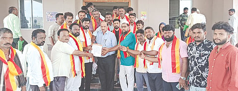  ಕಲ್ಯಾಣ ಕರ್ನಾಟಕ ಭಾಗವನ್ನು ಬರಪೀಡಿತ ಪ್ರದೇಶವೆಂದು ಘೋಷಿಸಬೇಕು ಎಂದು ಒತ್ತಾಯಿಸಿ ಚಿಂಚೋಳಿ ಪ್ರಜಾಸೌಧ ಎದುರು ವೀರ ಕನ್ನಡಿಗರ ಸೇನೆ ತಾಲೂಕು ಘಟಕದಿಂದ ಶುಕ್ರವಾರ ಪ್ರತಿಭಟನೆ ನಡೆಸಿ ಮನವಿಪತ್ರ ಸಲ್ಲಿಸಲಾಯಿತು. ವಿಠ್ಠಲ ಕುಸಾಳೆ, ಮಹೇಶ ಭೂತಾಳಿ, ಶರಣಪ್ಪ ಶಿರೋಳ್ಳಿ, ರತನಕುಮಾರ, ವಿನೋದ ಯಲ್ಮಡಗಿ ಇತರರಿದ್ದರು.