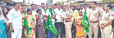  ಕೋಟಗಾ ಗ್ರಾಮದಲ್ಲಿ ಬಾಬೂಜಿ ಅವರ ನಾಮಫಲಕಕ್ಕೆ ಅವಮಾನ ಮಾಡಿದ ಕಿಡಿಗೇಡಿಗಳನ್ನು ಕೂಡಲೇ ಬಂಧಿಸಬೇಕು ಎಂದು ಒತ್ತಾಯಿಸಿ ಚಂದನಕೇರಾ ಗ್ರಾಮದಲ್ಲಿ ಮಾದಿಗ ಮಹಾಸಭಾದಿಂದ ಪ್ರತಿಭಟನೆ ನಡೆಸಿ ಡಿವೈಎಸ್​ಪಿ ಸಂಗಮನಾಥ ಹಿರೇಮಠ ಅವರಿಗೆ ಮನವಿಪತ್ರ ಸಲ್ಲಿಸಲಾಯಿತು. ಗೋಪಾಲರಾವ ಕಟ್ಟಿಮನಿ, ಮಲ್ಲು ಕೋಡಂಬಲ, ದಶರಥ ಕೋಟಗಾ ಇತರರಿದ್ದರು.