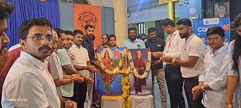  ಚನ್ನರಾಯಪಟ್ಟಣದ ಗಣಪತಿ ಪೆಂಡಾಲ್‌ನಲ್ಲಿ  ಅಖಿಲ ಭಾರತ ವಿದ್ಯಾರ್ಥಿ ಪರಿಷತ್ ವತಿಯಿಂದ ರಾಷ್ಟ್ರೀಯ ವಿದ್ಯಾರ್ಥಿ ದಿವಸ್ ಅಂಗವಾಗಿ ಆಯೋಜಿಸಿದ್ದ ಆರೋಗ್ಯ ಉಚಿತ ತಪಾಸಣೆ ಹಾಗೂ ರಕ್ತದಾನ ಶಿಬಿರಕ್ಕೆ ಬಿಜೆಪಿ ಮುಖಂಡ ಸಿ.ಆರ್.ಚಿದಾನಂದ್ ಚಾಲನೆ ನೀಡಿದರು. ಮನೋಹರ್, ಚ.ನಾ.ಅಶೋಕ್, ಎಂ.ಎನ್.ಕಾಂತರಾಜ್, ಸೋಮೇಶ್ ರವಿ ಇರೋಜಿ, ಆದಿತ್ಯ ಶೆಟ್ಟಿ, ಸ್ಮಿತಾ ಗೌಡ, ಮಮತಾ ಚೌದರಿ, ವರುಣ್ ಪುರಾಣಿಕ್, ಸ್ಫೂರ್ತಿ, ಜೀವನ್, ಆದಿತ್ಯ, ಜಗದೀಶ್ ಇದ್ದರು.