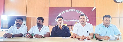  ಚನ್ನರಾಯಪಟ್ಟಣದಲ್ಲಿ ಆಯೋಜಿಸಿರುವ ಟಗರು ಕಾಳಗ ಕುರಿತಂತೆ ರಾಷ್ಟ್ರೀಯ ಅಹಿಂದ ಸಂಘಟನೆಯ ಜಿಲ್ಲಾಧ್ಯಕ್ಷ ಮಹೇಶ್ ಕಬ್ಬಾಳು ಮಾಹಿತಿ ನೀಡಿದರು. ಆನ್ಸರ್ ಬೇಗ್, ಬಾಲು, ಹರೀಶ್ ಇದ್ದರು.