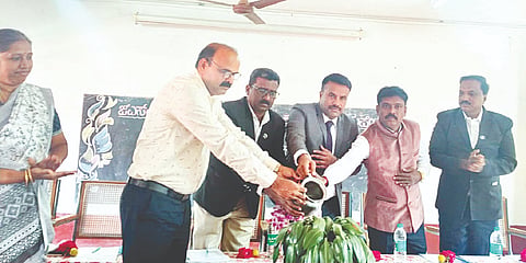 ಗುಂಡ್ಲುಪೇಟೆ ಪಟ್ಟಣದ ಜೆಎಸ್‌ಎಸ್ ಮಹಿಳಾ ಪದವಿ ಕಾಲೇಜಿನಲ್ಲಿ ವಿಶ್ವ ಮಾನವಹಕ್ಕುಗಳ ದಿನಾಚರಣೆ ಅಂಗವಾಗಿ ಆಯೋಜಿಸಿದ್ದ ಕಾನೂನು ಅರಿವು ಕಾರ್ಯಕ್ರಮವನ್ನು ನ್ಯಾಯಾಧೀಶ ಆರ್.ಬಿ.ಗಿರೀಶ್ ಉದ್ಘಾಟಿಸಿದರು. ರೇವಣ್ಣ, ಡಾ.ಮಹದೇವಮ್ಮ, ಮಲ್ಲಪ್ಪ, ದೇವರಾಜು ಇದ್ದರು.