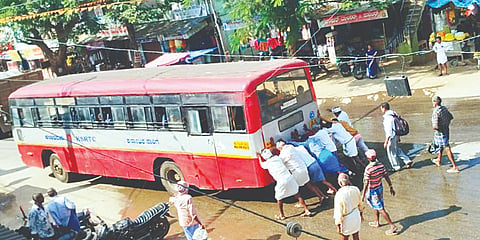 ಗುಂಡ್ಲುಪೇಟೆ ತಾಲೂಕಿನ ತೆರಕಣಾಂಬಿ ಗ್ರಾಮದಲ್ಲಿ ಕೆಟ್ಟುನಿಂತ ಬಸ್ ಅನ್ನು ಸಾರ್ವಜನಿಕರು ತಳ್ಳುತ್ತಿದ್ದ ಸಂದರ್ಭ.