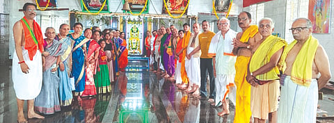 ದಾಂಡೇಲಿಯ ಟೌನಶಿಪ್‌ನಲ್ಲಿರುವ ಶ್ರೀ ರಾಘವೇಂದ್ರ ಮಠದಲ್ಲಿ ಶ್ರೀ ಗುರು ರಾಘವೇಂದ್ರ ಮಹಾಸ್ವಾಮಿಗಳ ಮೃತ್ತಿಕಾ ವೃಂದಾವನ ಪ್ರತಿಷ್ಠಾಪನೆಯ ಸುವರ್ಣ ಮಹೋತ್ಸವ ಸಂಭ್ರಮದಿಂದ ಸಂಪನ್ನಗೊಂಡಿತು.