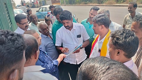 ದಾಬಸ್​ಪೇಟೆ &ಮಧುಗಿರಿ ರಾಜ್ಯ toll ಹೆದ್ದಾರಿಯ ನಿಜಗಲ್​ ಕೆಂಪೋಹಳ್ಳಿ ಬಳಿಯ ಟೋಲ್​ನಲ್ಲಿ ಶುಲ್ಕ ಸಂಗ್ರಹ  ಕೈಬಿಡಬೇಕು ಎಂದು ಒತ್ತಾಯಿಸಿ ಸ್ಥಳಿಯರು ಕೆಶಿಪ್​ ಟೋಲ್​ ಅಧಿಕಾರಿ ಶಿವಕುಮಾರ್​ ಅವರಿಗೆ ಮನವಿ ಸಲ್ಲಿಸಿದರು. 