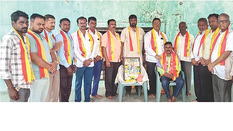 ದೇವದುರ್ಗದಲ್ಲಿ ಹಮ್ಮಿಕೊಂಡಿದ್ದ ಕಾಯಕ ಶರಣ ಜಯಂತಿಯಲ್ಲಿ ಚಮ್ಮಾರಿಕೆ ಮಾಡುವ ಲಕ್ಷ್ಮಣ ತೋರಣದಿನ್ನಿ ಅವರನ್ನು ಸನ್ಮಾನಿಸಲಾಯಿತು. ಕಸಾಪ ಜಿಲ್ಲಾಧ್ಯಕ್ಷ ರಂಗಣ್ಣ ಪಾಟೀಲ್, ತಾಲೂಕು ಅಧ್ಯಕ್ಷ ಎಚ್.ಶಿವರಾಜ, ಪ್ರಮುಖರಾದ ರಾಜಶೇಖರ ಹರವಿ, ಶರಣು, ಜಿ.ಪಂಪಣ್ಣ, ಸಂಗಮೇಶ ಹರವಿ, ತಿಪ್ಪಣ್ಣ, ಸಾಗರ, ವಿನಯ್ ಕುಲಕರ್ಣಿ ಇತರರಿದ್ದರು.