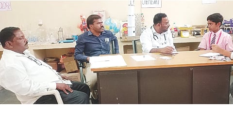 ಮಸರಕಲ್ ಮುರಾರ್ಜಿ ದೇಸಾಯಿ ವಸತಿ ಶಾಲೆಯಲ್ಲಿ ಆಯೋಜಿಸಿದ್ದ ಆರೋಗ್ಯ ತಪಾಸಣಾ ಶಿಬಿರದಲ್ಲಿ ವೈದ್ಯಾಧಿಕಾರಿ ಶಂಶುದ್ದೀನ್ ಮಕ್ಕಳ ಆರೋಗ್ಯ ತಪಾಸಣೆ ಮಾಡಿದರು. ಕ್ಷೇತ್ರ ಆರೋಗ್ಯ ಶಿಕ್ಷಣಾಧಿಕಾರಿ ಗೀತಮ್ಮ, ಸಿಬ್ಬಂದಿ ಜಯಲಕ್ಷ್ಮೀ, ಮಲ್ಲಯ್ಯ, ಅನ್ನಪೂರ್ಣಾ ಇದ್ದರು.