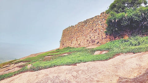  ಕುದೂರು ಪಟ್ಟಣದ ಇತಿಹಾಸ ಪ್ರಸಿದ್ಧ ಭೈರವದುರ್ಗ ಬೆಟ್ಟ.