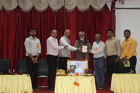 ಧಾರವಾಡ ಜಿಲ್ಲಾ ಕೃಷಿ ತರಬೇತಿ ಕೇಂದ್ರದಲ್ಲಿ ಡಾ. ಎಸ್​.ವಿ. ಹಿತ್ತಲಮನಿ ಅವರನ್ನು ಗೌರವಿಸಲಾಯಿತು.