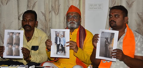 ಶ್ರೀರಾಮ ಸೇನೆ ಸಂಸ್ಥಾಪಕ ಪ್ರಮೋದ ಮುತಾಲಿಕ್​ ಅವರು ಲವ್​ ಜಿಹಾದ್​ ಕುರಿತ ದಾಖಲೆಗಳನ್ನು ಬಿಡುಗಡೆ ಮಾಡಿದರು. 