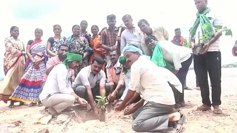 ಧಾರವಾಡ ತಾಲೂಕಿನ ಶಿವಳ್ಳಿ ಗ್ರಾಮದ ಸರ್ಕಾರಿ ಗುಡ್ಡದಲ್ಲಿ ಬಯೋಗ್ಯಾಸ್​ ಘಟಕ ನಿರ್ಮಾಣ ಕಾಮಗಾರಿ ವಿರೋಧಿಸಿ ಗ್ರಾಮಸ್ಥರು ಗಿಡಗಳನ್ನು ನೆಟ್ಟರು.