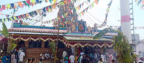 ಚಾಮರಾಜನಗರ ತಾಲೂಕಿನ ಕೊತ್ತಲವಾಡಿ ಗ್ರಾಮದ ಗ್ರಾಮದೇವತೆ ಮಹಾಪಾರ್ವತಿ ಶ್ರೀ ಮಾರಮ್ಮನವರ ಜಾತ್ರಾ ಮಹೋತ್ಸವದ ಅಂಗವಾಗಿ ದೇವಾಲಯಕ್ಕೆ ಸಾವಿರಾರು ಭಕ್ತರು ಭೇಟಿ ನೀಡಿದರು. 