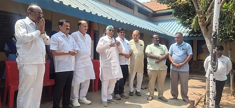 ಗಜೇಂದ್ರಗಡ ಪಟ್ಟಣದ ಬಾಲಕಿಯರ ಮಾದರಿ ಹಿರಿಯ ಪ್ರಾಥಮಿಕ ಶಾಲೆಗೆ (SCHOOL) ಡಿ.ಆರ್.ಪಾಟೀಲ ಭೇಟಿ ನೀಡಿ ಸಿಬ್ಬಂದಿಯಿಂದ ಮಾಹಿತಿ ಪಡೆದರು.