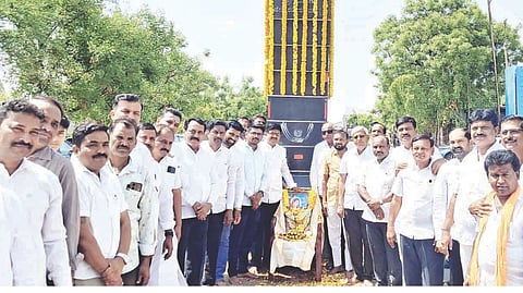 ಗಂಗಾವತಿಯ ಕನಕಗಿರಿ ರಸ್ತೆಯ ಹೇಮರಡ್ಡಿ ಮಲ್ಲಮ್ಮ ವೃತ್ತದಲ್ಲಿ ಶಿವಶರಣೆ ಹೇಮರಡ್ಡಿ ಮಲ್ಲಮ್ಮ ಜಯಂತಿ ಆಚರಿಸಲಾಯಿತು. ಬಿಜೆಪಿ ಜಿಲ್ಲಾ ಮಾಜಿ ಅಧ್ಯಕ್ಷ ಸಿಂಗನಾಳ ವಿರೂಪಾಕ್ಷಪ್ಪ, ಕಾಡಾ ಮಾಜಿ ಅಧ್ಯಕ್ಷ ಎಚ್.ಎಸ್.ಗಿರೇಗೌಡ, ಜಿಪಂ ಮಾಜಿ ಸದಸ್ಯ ಅಮರೇಶ ಗೋನಾಳ್ ಇತರರಿದ್ದರು.