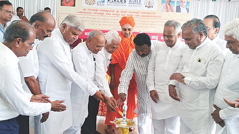 ಗಂಗಾವತಿ ತಾಲೂಕಿನ ವಡ್ಡರಹಟ್ಟಿಯ ಕೆಎಲ್‌ಇ ಸಮೂಹ ಶಿಕ್ಷಣ ಸಂಸ್ಥೆ ಆವರಣದಲ್ಲಿ ಬೆಳಗಾವಿಯ ಕೆಎಲ್‌ಇ ಡಾ.ಪ್ರಭಾಕರ ಕೋರೆ ಆಸ್ಪತ್ರೆಯಿಂದ ಹಮ್ಮಿಕೊಂಡಿದ್ದ ಆರೋಗ್ಯ ತಪಾಸಣೆ ಮತ್ತು ಶಸ ಚಿಕಿತ್ಸೆ ಉಚಿತ ಶಿಬಿರವನ್ನು ಕೊಪ್ಪಳದ ಅಭಿನಯ ಗವಿಸಿದ್ದೇಶ್ವರ ಸ್ವಾಮೀಜಿ ಉದ್ಘಾಟಿಸಿದರು. ಕೆಎಲ್‌ಇ ಮಾಜಿ ಸದಸ್ಯ ಶಂಕ್ರಣ್ಣ ಮುನವಳ್ಳಿ, ಸ್ಥಾನಿಕ ಮಂಡಳಿ ಅಧ್ಯಕ್ಷ ಹೊಸ್ಕೇರಿ ಗಿರಿಯಪ್ಪ, ಸದಸ್ಯ ಪರಣ್ಣಮುನವಳ್ಳಿ, ಮಾಜಿ ಸಚಿವ ಎಂ.ಮಲ್ಲಿಕಾರ್ಜುನ ನಾಗಪ್ಪ, ಮಾಜಿ ಎಂಎಲ್ಸಿ ಎಚ್.ಆರ್.ಶ್ರೀನಾಥ ಇತರರಿದ್ದರು.