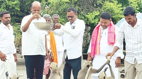 ನರೇಂದ್ರ ಮೋದಿ ಪ್ರಧಾನಿಯಾಗಿ 12 ವರ್ಷ ಯಶಸ್ವಿ ಆಡಳಿತ ಪೂರ್ಣಗೊಳಿಸಿದ್ದಕ್ಕಾಗಿ ಜೆಡಿಎಸ್ ಯುವ ಘಟಕದಿಂದ ಗಂಗಾವತಿ ತಾಲೂಕಿನ ಪಂಪಾಸರೋವರದ ಶ್ರೀ ವಿಜಯಲಕ್ಷ್ಮಿದೇಗುಲ ಆವರಣದ ಕೋತಿಗಳಿಗೆ ಹಣ್ಣು ಹಂಪಲಗಳನ್ನು ಬುಧವಾರ ವಿತರಿಸಲಾಯಿತು. ಜೆಡಿಎಸ್ ಯುವ ಘಟಕದ ರಾಜ್ಯ ಕಾರ್ಯಾಧ್ಯಕ್ಷ ರಾಜು ನಾಯಕ, ತಾಲೂಕಾಧ್ಯಕ್ಷ ಕಷ್ಣ ನಾಯಕ, ಕಂಪ್ಲಿ ವಿಧಾನಸಭಾ ಕ್ಷೇತ್ರದ ತಾಲೂಕು ಅಧ್ಯಕ್ಷ ಮೇಘರಾಜ, ವಿವಿಧ ಘಟಕಗಳ ಪದಾಧಿಕಾರಿಗಳಾದ ಹನುಮಂತಪ್ಪ ಬೇವೂರ, ರಮೇಶ ಕೋನಸಾಗರ ಇತರರಿದ್ದರು.