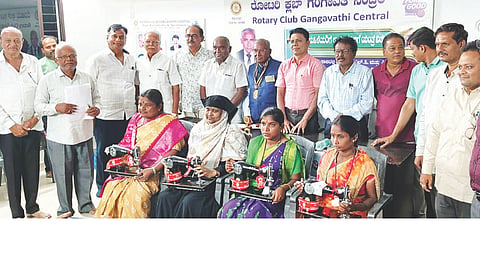 ಗಂಗಾವತಿ ರೋಟರಿ ಕ್ಲಬ್ ಕಚೇರಿಯಲ್ಲಿ ಬಡ ಮಹಿಳೆಯರಿಗೆ ಹೊಲಿಗೆ ಯಂತ್ರ ಉಚಿತವಾಗಿ ವಿತರಿಸಲಾಯಿತು. ಡಿವೈಎಸ್ಪಿ ಜೆ.ಎಸ್.ನ್ಯಾಮಗೌಡರ್, ರೋಟರಿ ಕ್ಲಬ್ ತಾಲೂಕಾಧ್ಯಕ್ಷ ಜಗದೀಶ, ಹಿರಿಯ ಸದಸ್ಯರಾದ ಟಿ.ಆಂಜನೇಯ, ವಾಸುಕೊಳಗದ್, ಜೆ.ನಾಗರಾಜ್ ಇತರರಿದ್ದರು.