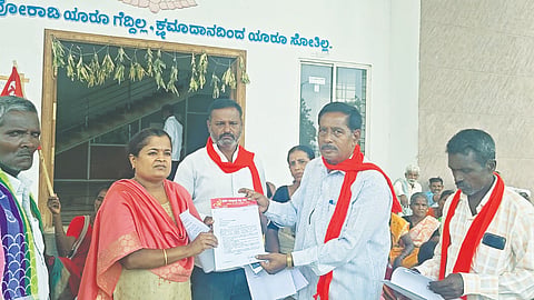 ಗೌರಿಬಿದನೂರಿನ ತಾಲೂಕು ಕಚೇರಿಯಲ್ಲಿ ಗ್ರೇಡ್​ 2ತಹಸೀಲ್ದಾರ್​ ಆಶಾಗೆ ಮನವಿ ಸಲ್ಲಿಸಲ್ಲಿಸಲಾಯಿತು. ಪಕ್ಷದ ಜಿಲ್ಲಾ ಕಾರ್ಯದರ್ಶಿ ಜಿ.ಸಿದ್ದಗಂಗಪ್ಪ, ತಾಲೂಕು ಕಾರ್ಯದರ್ಶಿ ಬಿ.ಕೆ.ಬಾಬುರೆಡ್ಡಿ, ವೆಂಕಟಸ್ವಾಮಿ, ನರಸಿಂಹರಾಜು, ಸುಬ್ಬರಾಯಪ್ಪ, ನಾರಾಯಣಪ್ಪ, ಸುನಂದಮ್ಮ, ರಾಮಕೃಷ್ಣಪ್ಪ ಇದ್ದರು.