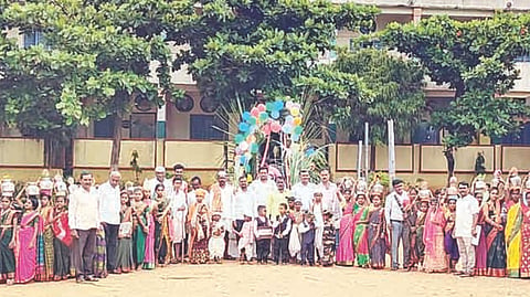 ಹನುಮಸಾಗರ ಸಮೀಪದ ಗುಡ್ಡದೇವಲಾಪೂರ ಗ್ರಾಮದಲ್ಲಿ ದಾಖಲಾತಿ ಮತ್ತು ಹಾಜರಾತಿ ಆಂದೋಲನದ ಜಾಥಾ ವಿಜೃಂಭಣೆಯಿಂದ ನಡೆಯಿತು. ಮುಖ್ಯಶಿಕ್ಷಕ ಬಿ.ಸಿ.ಮಹೇಶ, ಎಸ್ಡಿಎಂಸಿ ಅಧ್ಯಕ್ಷ ಮಾಸಪ್ಪ ದಿಂಡೂರ, ಉಪಾಧ್ಯಕ್ಷೆ ಕಸ್ತೂರೆವ್ವ ಹೊಸಮನಿ, ಕಲಿಕೆ ಟಾಟಾ ಟ್ರಸ್ಟ್ ಸಿಬ್ಬಂದಿ ವೀರೇಶ ಹಂಚಿನಾಳ, ಆಂಜನೇಯ ಮರಿಗೌಡ ಇತರರಿದ್ದರು.